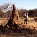 R. Kuper zeigt seinem Sohn die namibische Savanne. / R. Kuper showing the Namibian savannah to his son