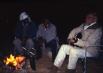 R. Kuper mit sudanesischen Kollegen, Nachtlager Djabarona, Mittleres Wadi Howar, Nordwest-Sudan. / R. Kuper with Sudanese colleagues, overnight camp at Djabarona, Middle Wadi Howar, Northwest Sudan