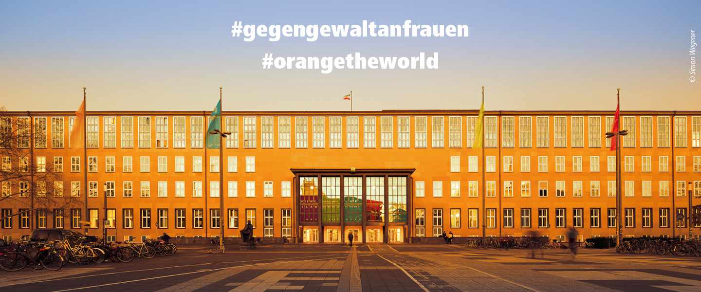 Orange gefärbtes Hauptgebäude