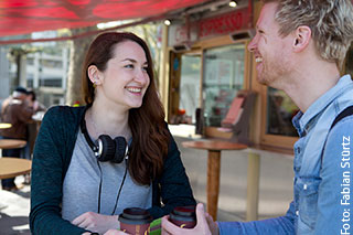 Zwei Studierende vor Kaffebude