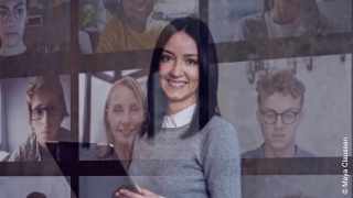 Junge Frau mit Tablet, im Hintergrund Zoom-Meeting mit Fenstern