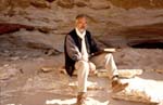 R.Kuper in der "Höhle der Schwimmer" im Wadi Sura. / R.Kuper in the " Swimmers' Cave", Wadi Sura