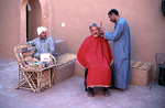 Das Grabungshaus in Dachla ist ein Multifunktionsgebäude: R. Kuper erhält einen Haarschnitt. / The Dakhla research station is a multi-functional building: R. Kuper having his hair cut