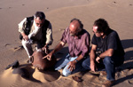 R. Kuper, Carlo Bergmann und Klaus Kuhlmann mit verziertem Krug , Abu Ballas Trail, Western Desert Ägyptens. / R. Kuper, Carlo Bergmann and Klaus Kuhlmann with decorated pottery, Abu Ballas Trail, Western Desert, Egypt