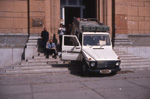 Vor dem ägyptischen Museum in Kairo bei der Vorbereitung einer Expedition. / Preparations for a new expedition in front of the Egyptian Museum in Cairo