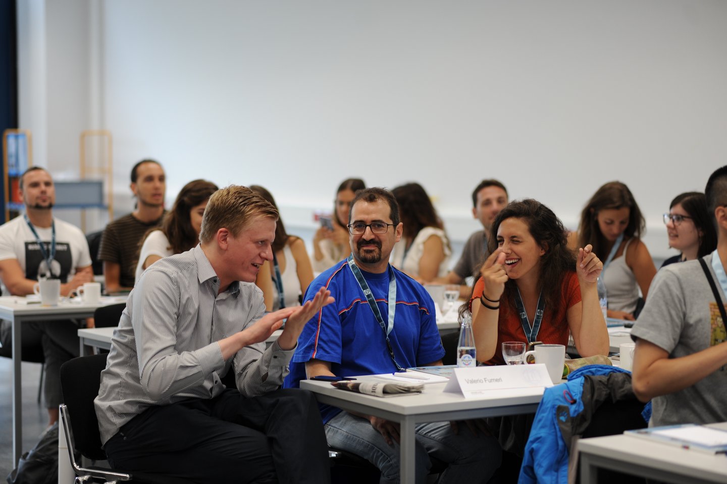 KAW Alumnus Niels im Gespräch mit anderen Alumnae und Alumni während der Summer School 2019