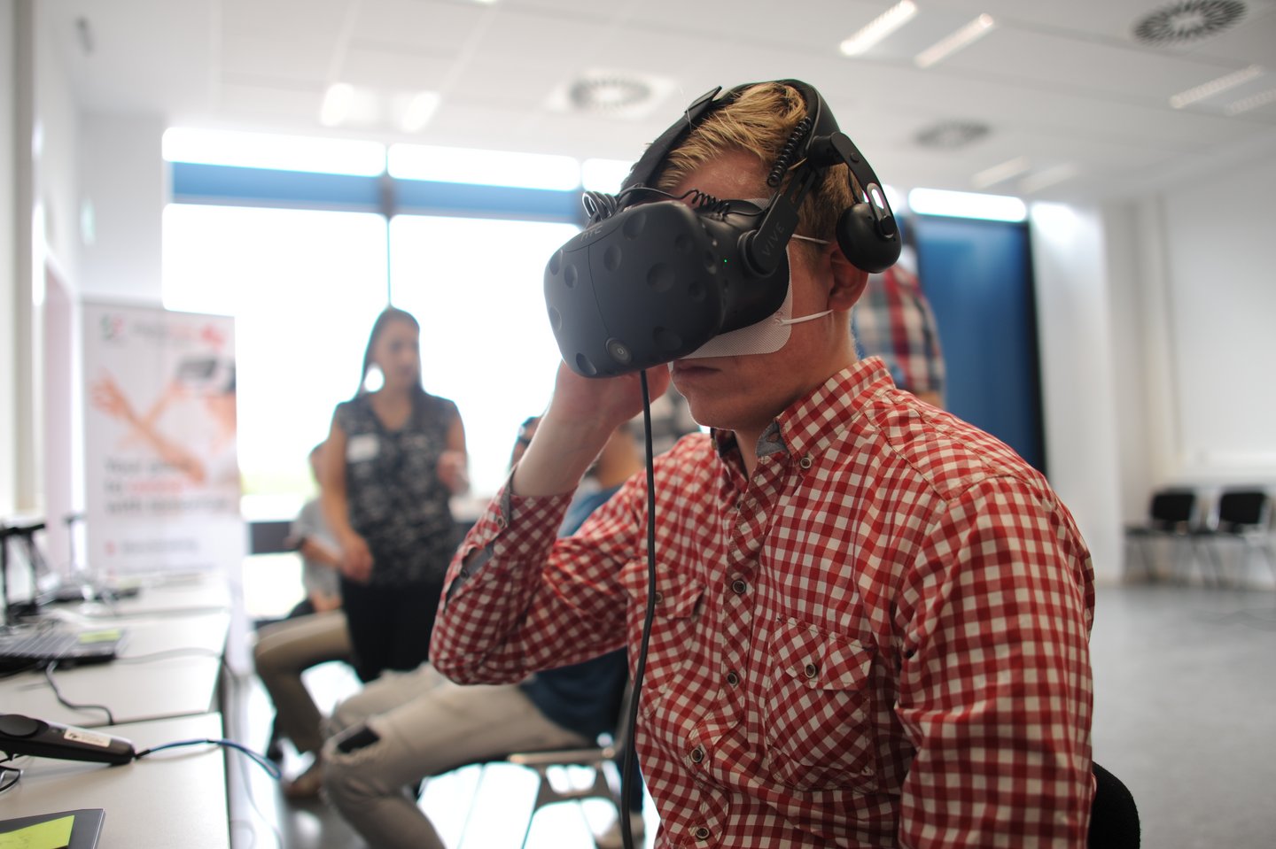 KAW Alumnus Niels trägt eine VR-Brille während der Summer School 2019