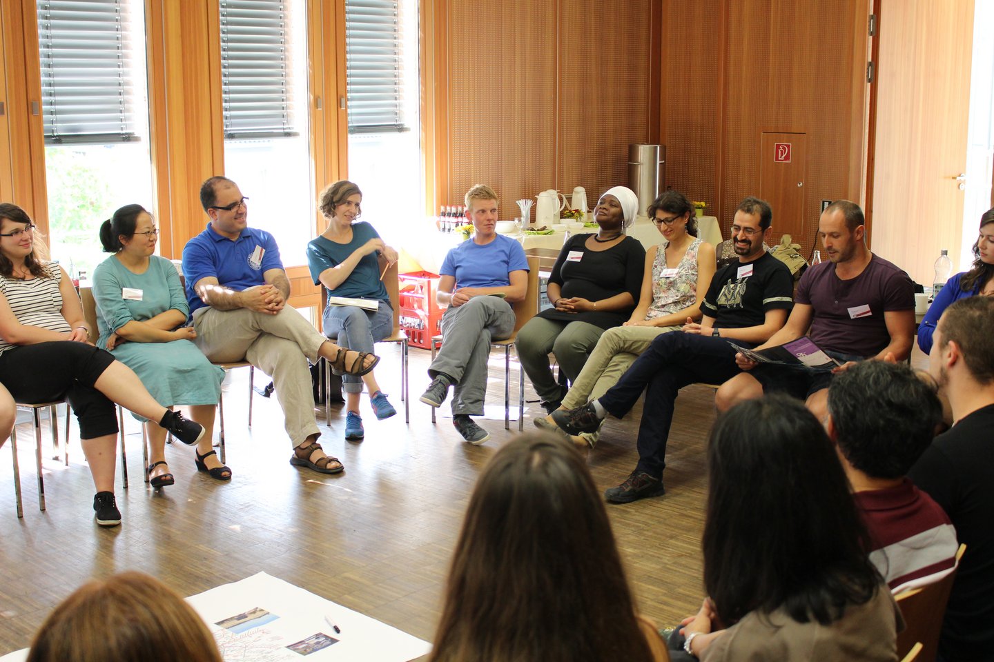 Teilnehmende der Summer School 2015 in einem Stuhlkreis in einem Raum des Seminargebäudes der UzK