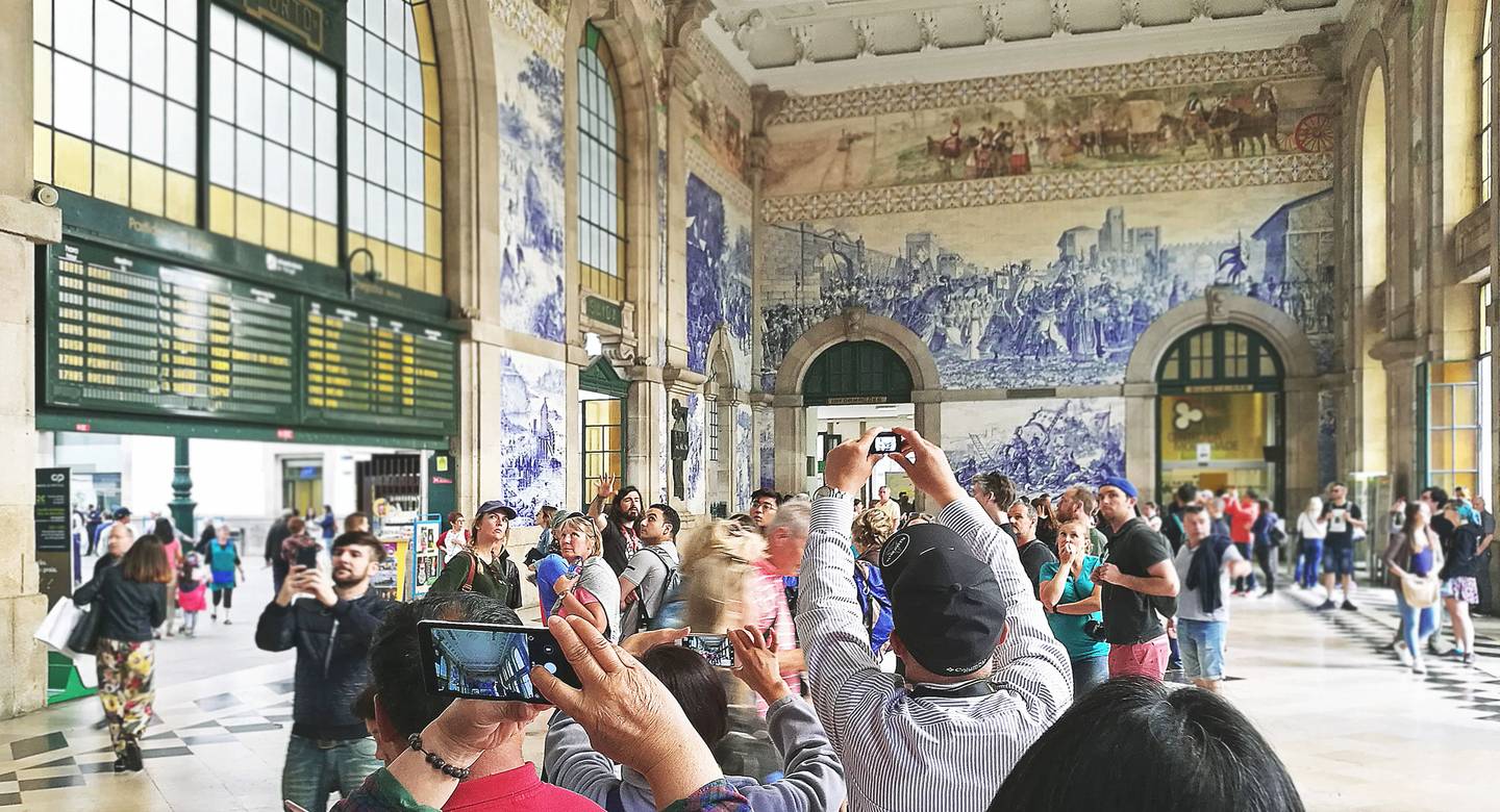 Szene in der Vorhalle des Bahnhofs Porto São Bento