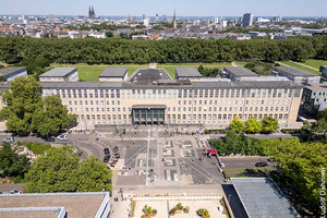 Luftbild mit Front des Hauptgebäudes 