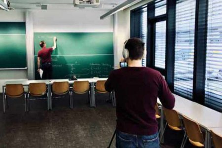 Videoaufnahme eines dozenten an der Tafel
