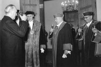 Sektumtrunk mit Dr. Konrad Adenauer und Rektor Professor Dr. Hans Kaufmann 