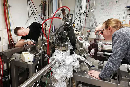 Zwei Wissenschaftler an einer Apparatur
