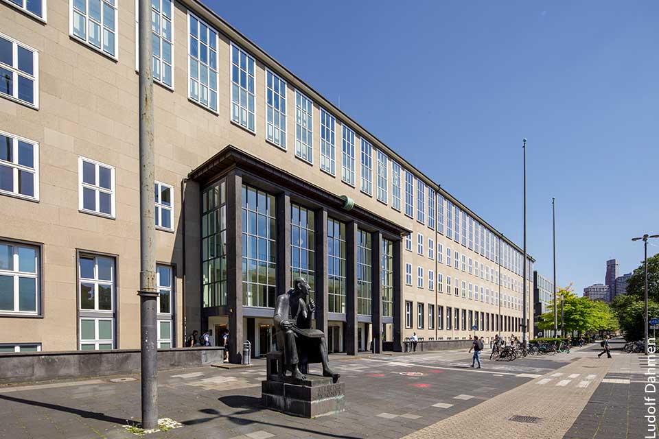 Frontansicht Hauptgebäude